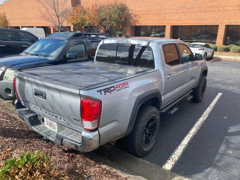 Used 2017 Toyota Tacoma TRD Off-Road image 6