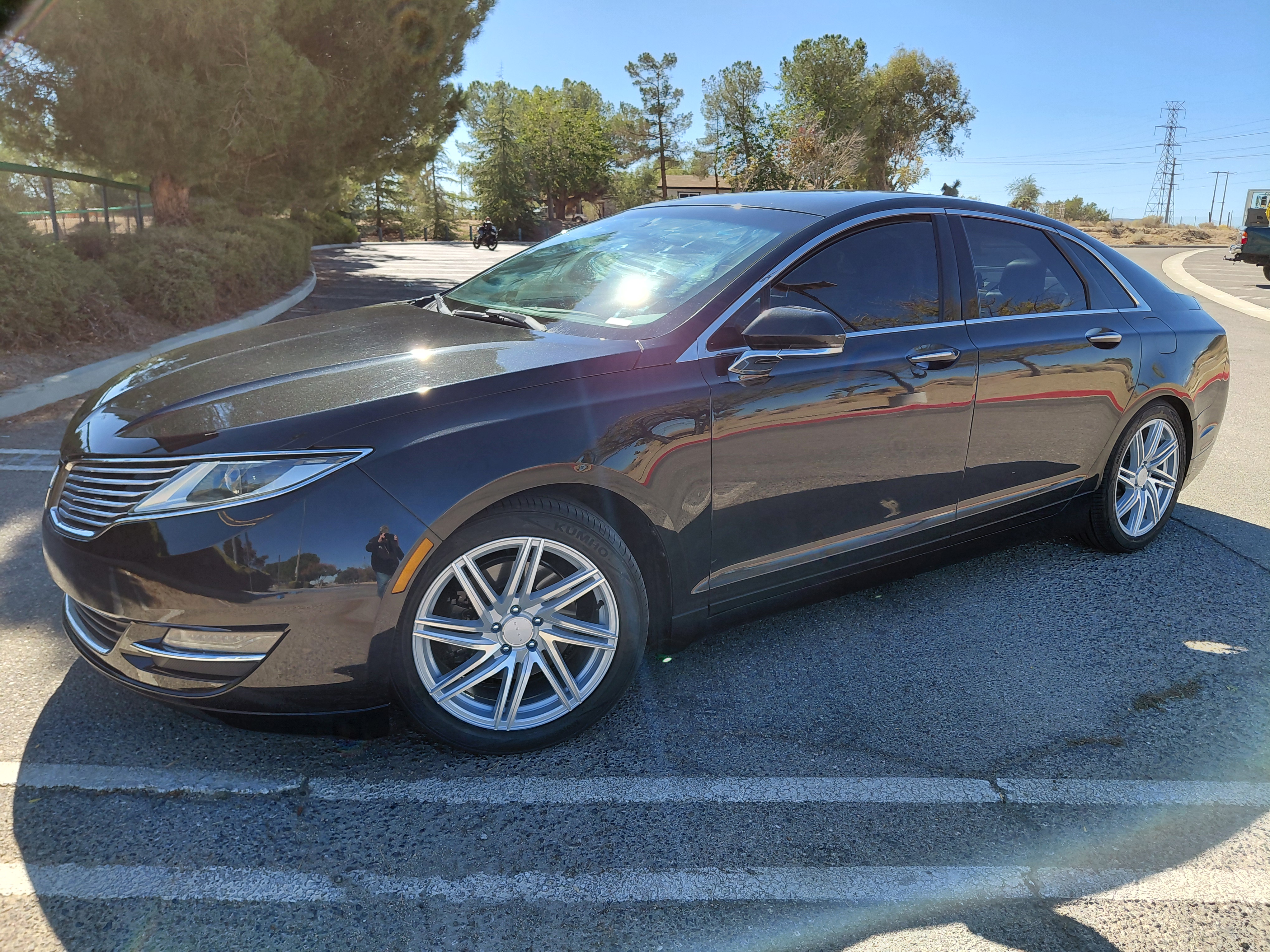 Used 2013 Lincoln MKZ FWD image 2