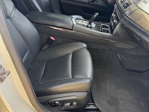 Used 2013 BMW 750i xDrive image 9