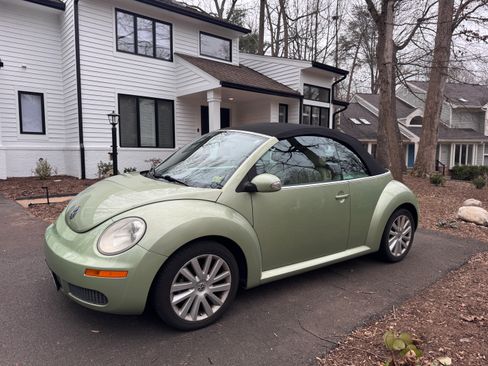 Used 2008 Volkswagen Beetle SE image 2