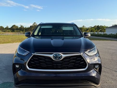 Used 2021 Toyota Highlander XLE FWD image 11