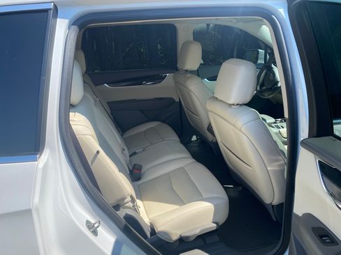 Used 2022 Cadillac XT6 Premium Luxury w/ Technology Package FWD image 12
