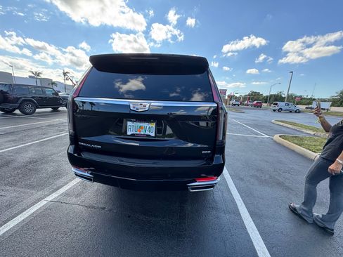 Used 2023 Cadillac Escalade ESV Premium Luxury AWD/4WD image 9