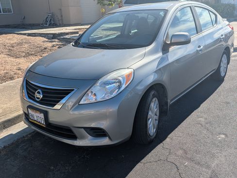 Used 2013 Nissan Versa SV w/ Convenience Pkg FWD image 2