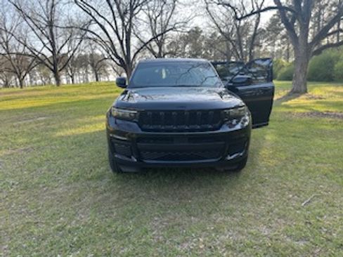 Used 2023 Jeep Grand Cherokee L Laredo RWD image 11