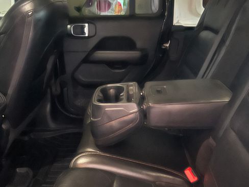 Used 2018 Jeep Wrangler Unlimited Sahara AWD/4WD image 12