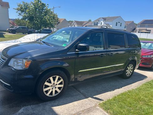 Used 2015 Chrysler Town & Country Touring FWD image 1