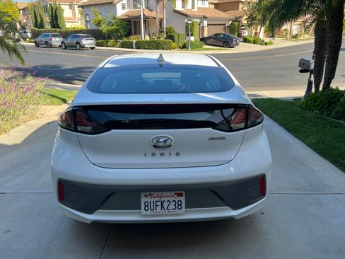Used 2020 Hyundai Ioniq SE image 2