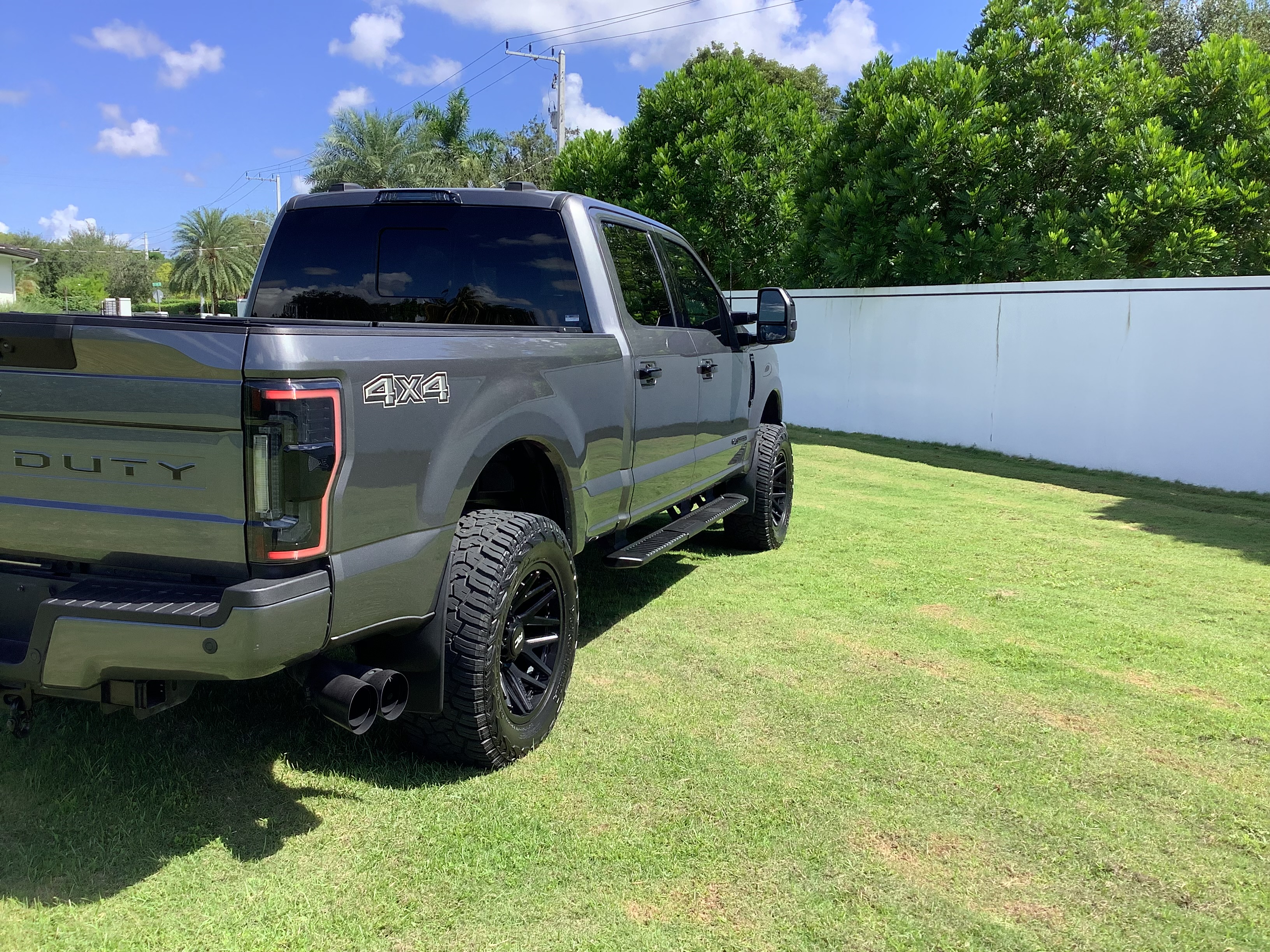 Used 2022 Ford F250 Lariat w/ Black Appearance Package AWD/4WD image 4
