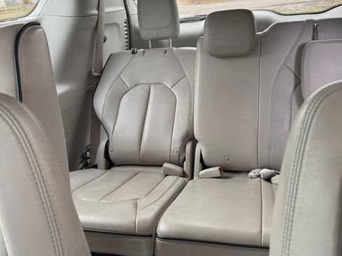 Used 2018 Chrysler Pacifica Limited w/ Advanced Safetytec Group image 4