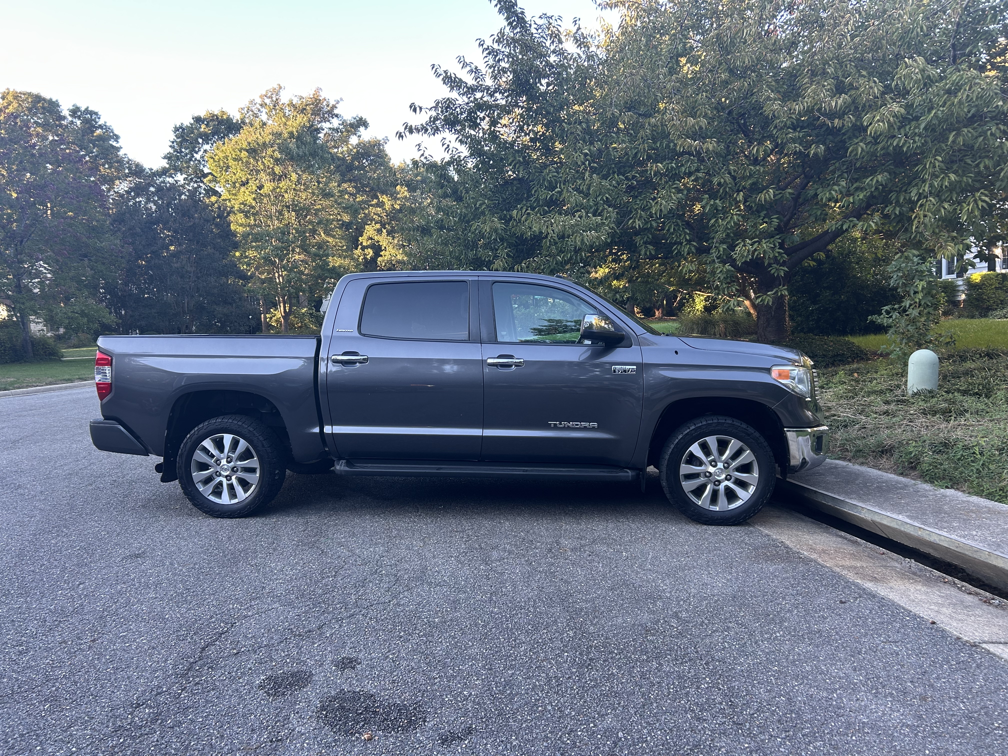 Used 2015 Toyota Tundra Limited w/ Limited Premium Package AWD/4WD image 5