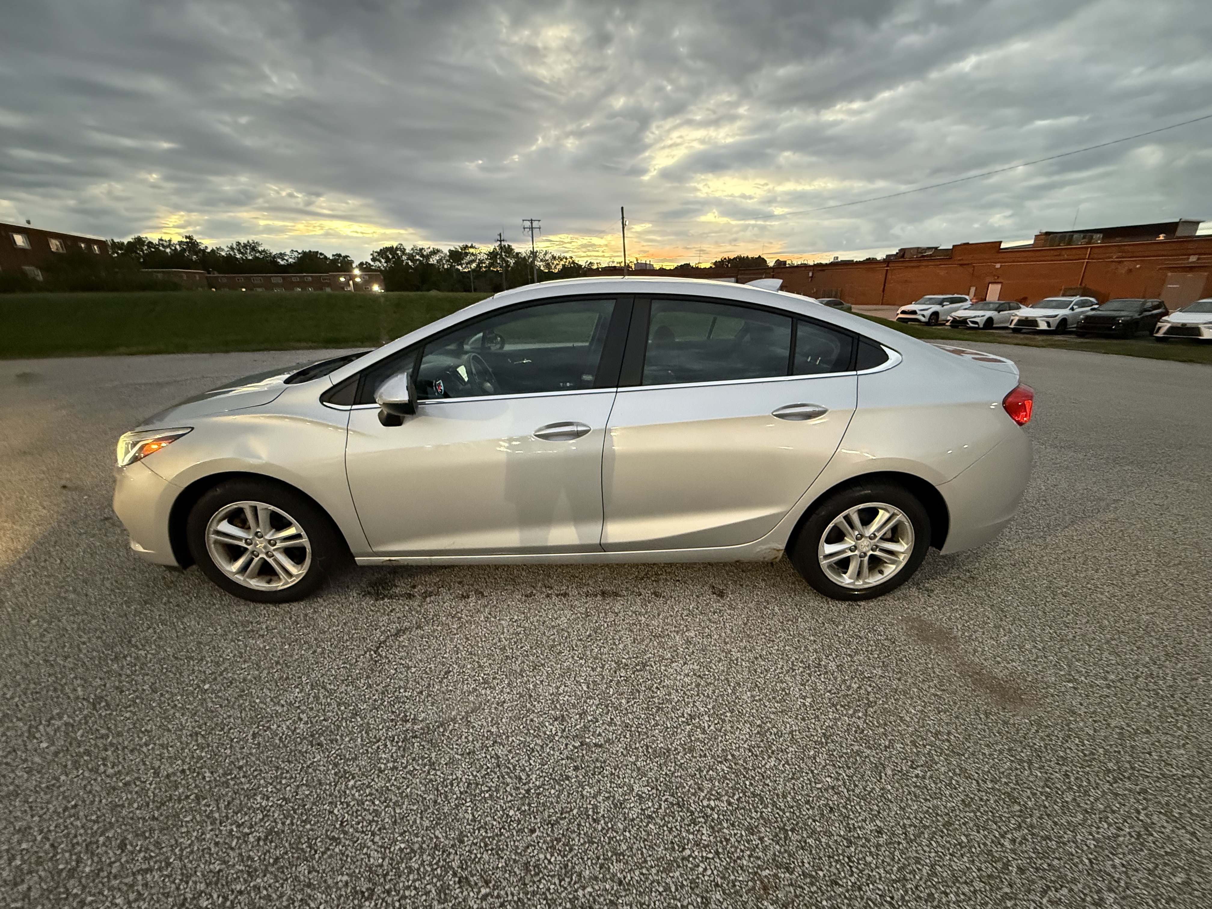 Used 2018 Chevrolet Cruze LT w/ Convenience Package FWD image 4