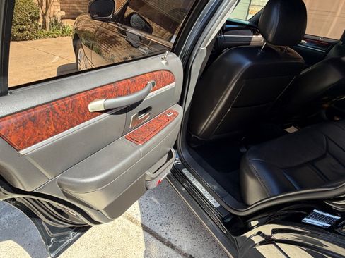 Used 2008 Lincoln Town Car Signature Limited image 23