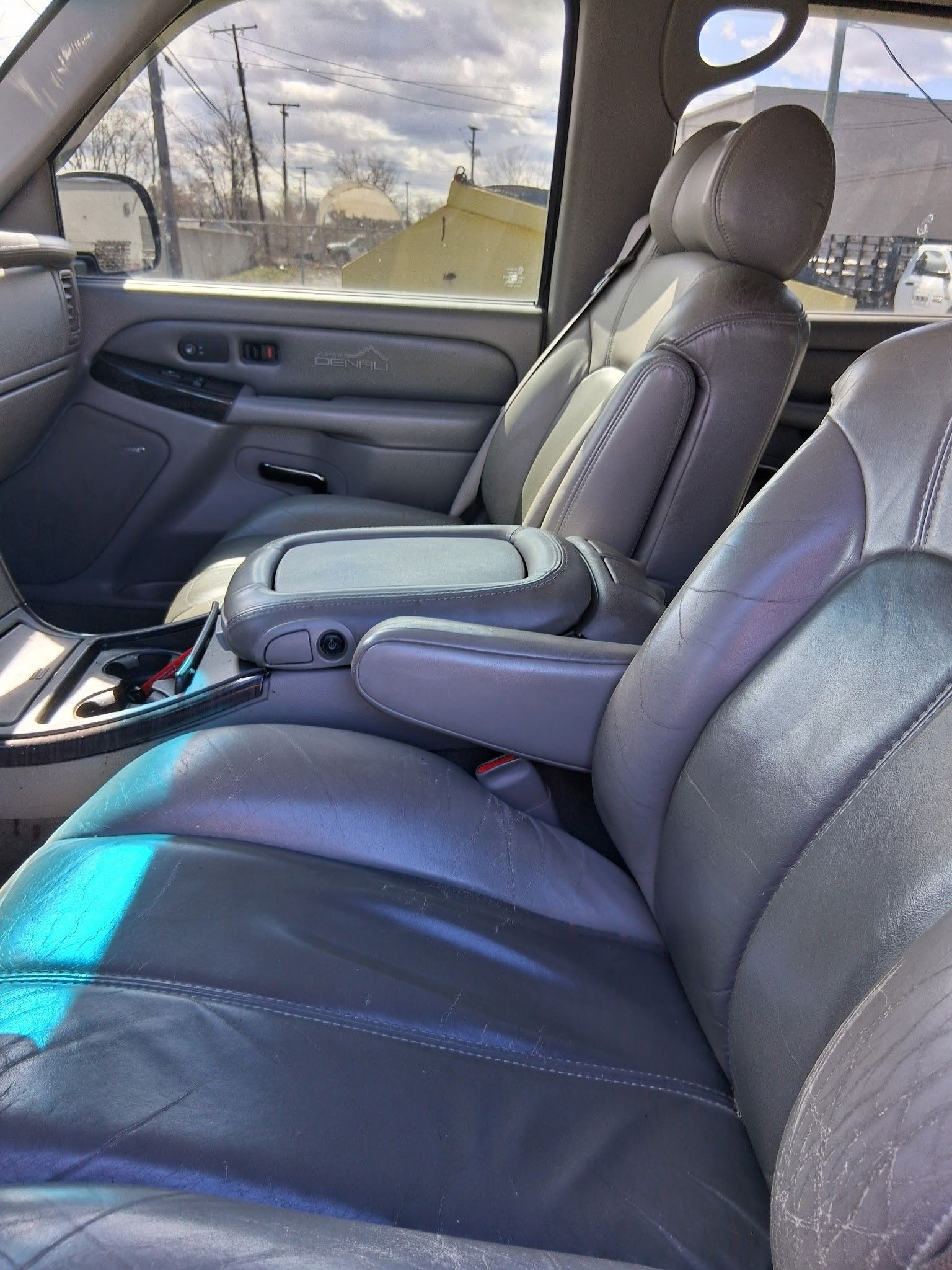 Used 2001 GMC Yukon Denali AWD/4WD image 8