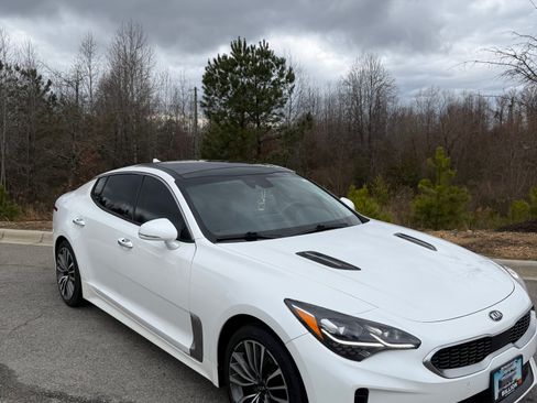 Used 2018 Kia Stinger Premium image 4