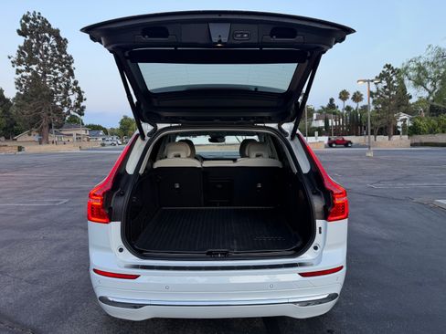 Used 2023 Volvo XC60 B5 Ultimate w/ Climate Package FWD image 11
