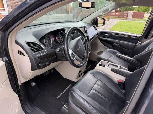 Used 2013 Chrysler Town & Country Touring FWD image 6