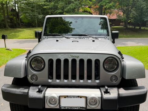 Used 2015 Jeep Wrangler Unlimited Sahara w/ Dual Top Group AWD/4WD image 2