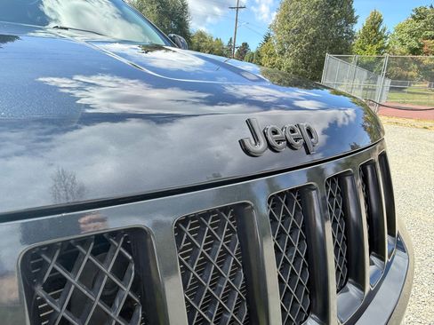 Used 2013 Jeep Grand Cherokee Overland w/ Advance Technology Group AWD/4WD image 16