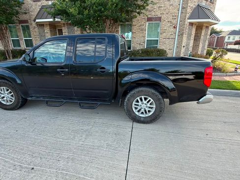 Used 2019 Nissan Frontier SV RWD image 2