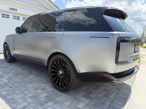 Used 2024 Land Rover Range Rover Long Wheelbase SE image 4