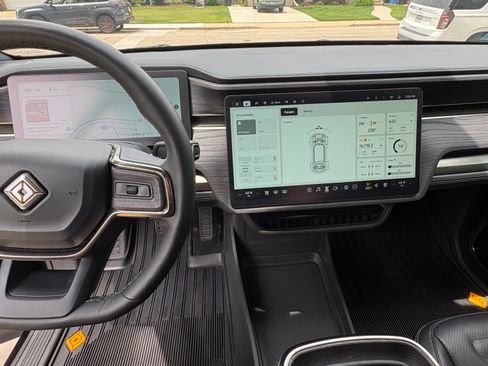 Used 2025 Rivian R1S Adventure AWD/4WD image 11
