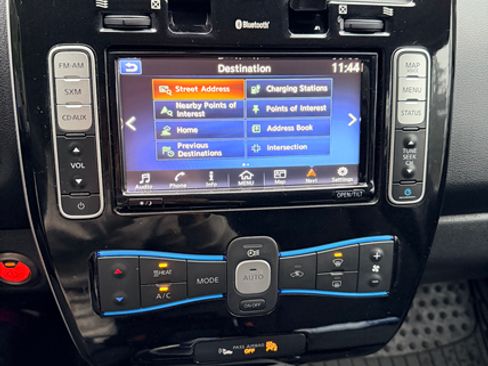 Used 2017 Nissan Leaf SV image 1