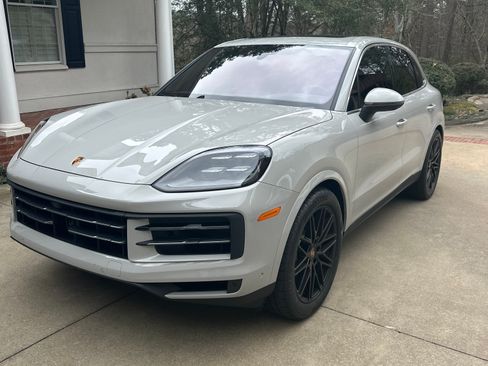 Used 2025 Porsche Cayenne S image 1