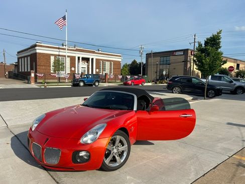 Used 2008 Pontiac Solstice GXP w/ Premium Package RWD image 1