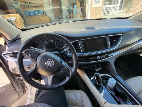 Used 2019 Buick Enclave Essence image 2