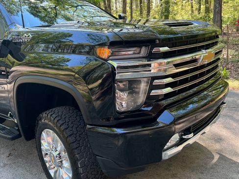 Used 2023 Chevrolet Silverado 2500 High Country w/ Z71 Off-Road Package AWD/4WD image 2