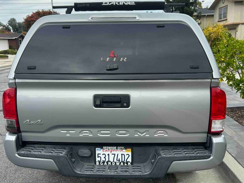 Used 2017 Toyota Tacoma 4x4 Access Cab image 5