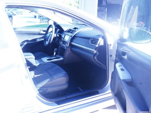 Used 2012 Toyota Camry SE FWD image 5