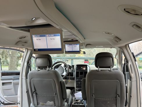 Used 2010 Dodge Grand Caravan SXT w/ Entertainment Group 2 image 12