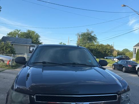 Used 2010 Chevrolet Avalanche LS RWD image 2