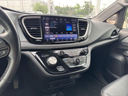 Used 2021 Chrysler Pacifica Touring-L w/ Uconnect Theater Family Group image 12
