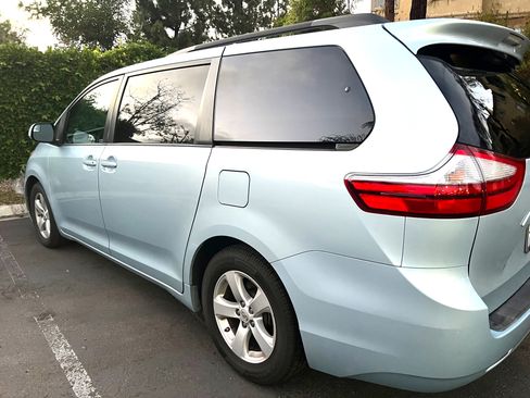 Used 2015 Toyota Sienna LE FWD image 2
