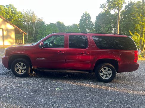 Used 2014 GMC Yukon XL SLT w/ SLT-2 Equipment Package AWD/4WD image 2