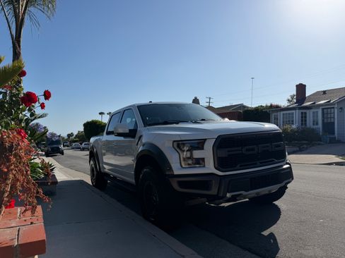 Used 2018 Ford F150 Raptor w/ Equipment Group 802A Luxury AWD/4WD image 4