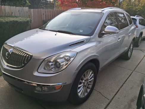 Used 2010 Buick Enclave CXL image 1