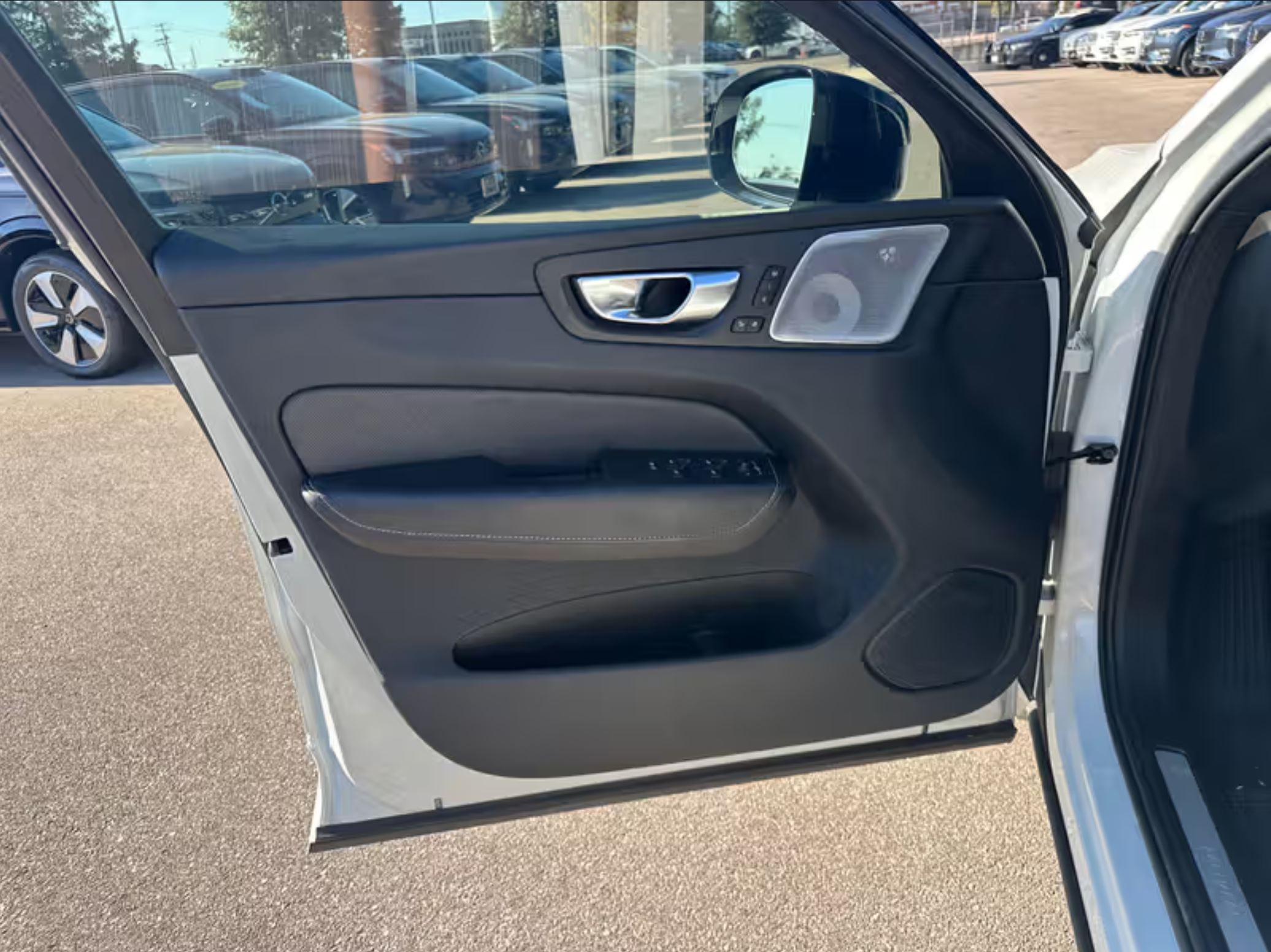 Used 2021 Volvo XC60 T8 R-Design w/ Advanced Package AWD/4WD image 18