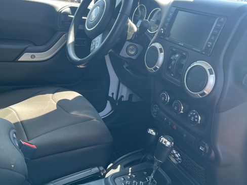 Used 2018 Jeep Wrangler Unlimited Rubicon w/ Connectivity Group AWD/4WD image 12