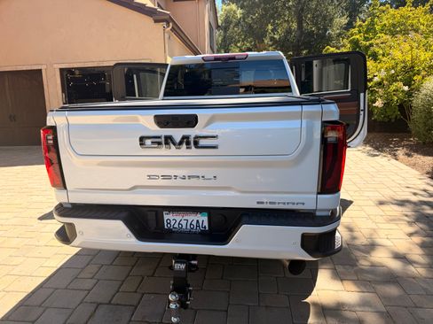 Used 2024 GMC Sierra 2500 Denali Ultimate AWD/4WD image 8