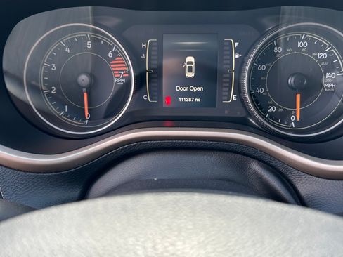 Used 2018 Jeep Cherokee Latitude FWD image 2