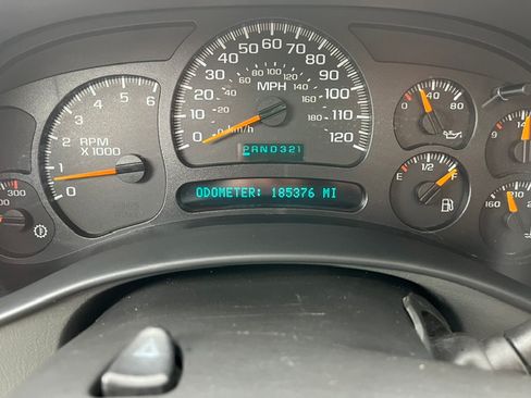 Used 2005 Chevrolet Suburban 2500 LS w/ Suspension Package, Autoride AWD/4WD image 15
