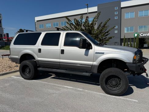 Used 2005 Ford Excursion XLT image 1