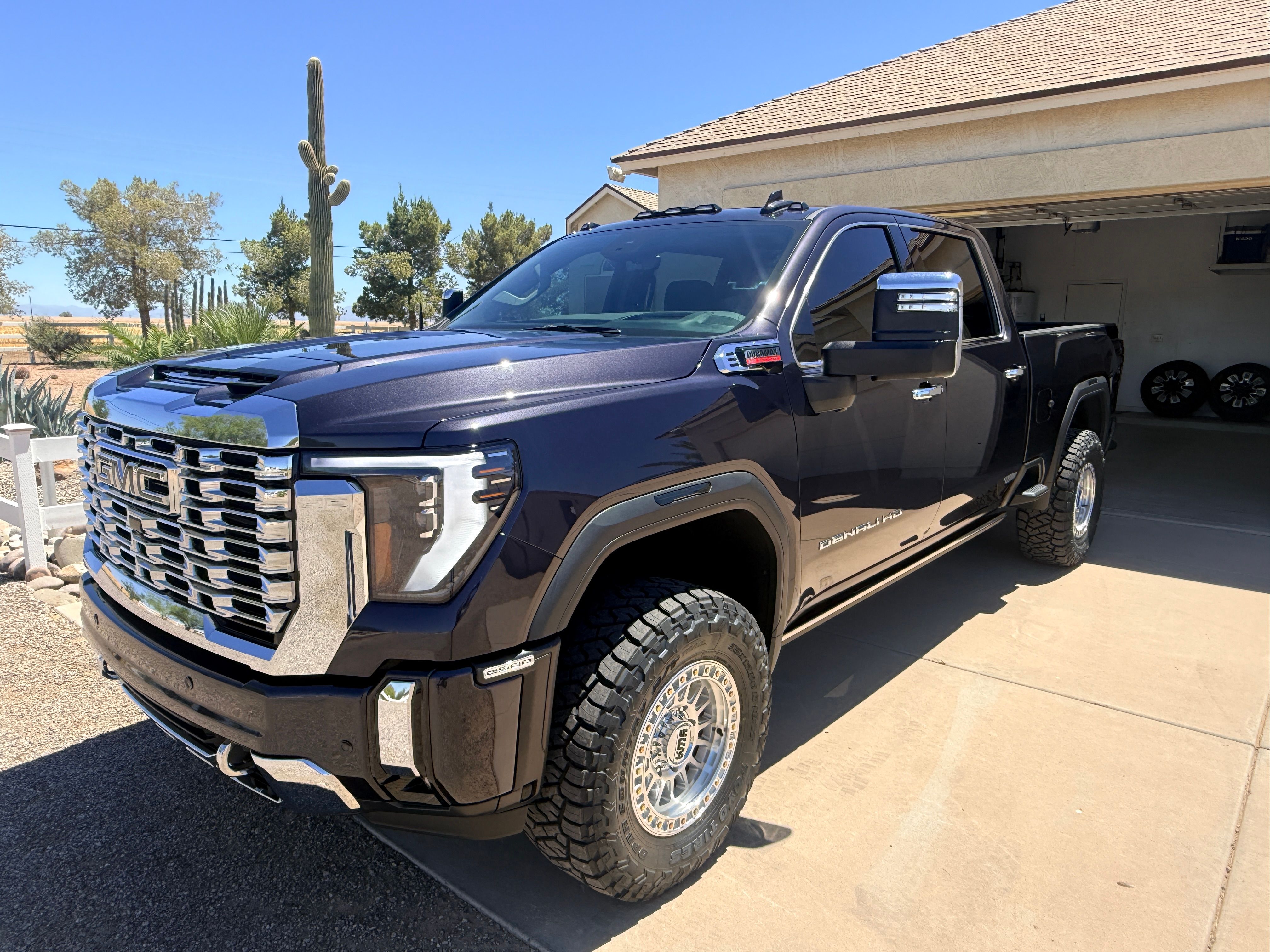 Used 2025 GMC Sierra 2500 Denali w/ Denali Reserve Package AWD/4WD image 1