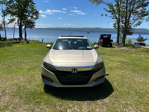 Used 2018 Honda Accord Touring image 2