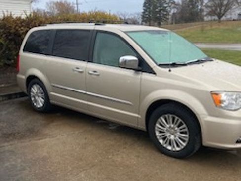Used 2013 Chrysler Town & Country Limited w/ Luxury Group image 8