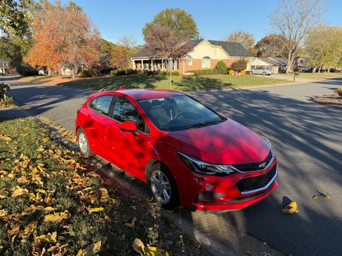 Used 2017 Chevrolet Cruze LT w/ Convenience Package image 2